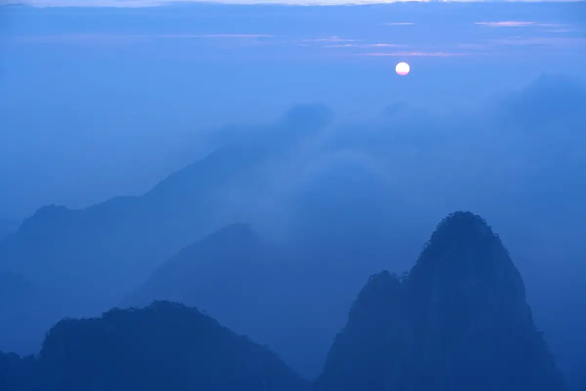 Anhui Travel Guide 2025: Huangshan Sea of Clouds, Wuyuan Villages & Ancient Huizhou Culture