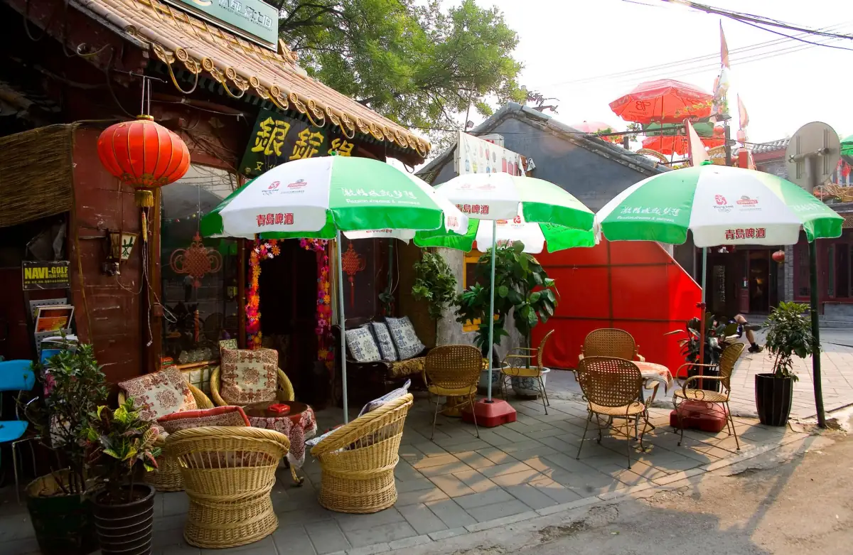Beijing Nightlife Guide 2026: Sanlitun Bars, Gulou Hutong Drinks & Late-Night Food