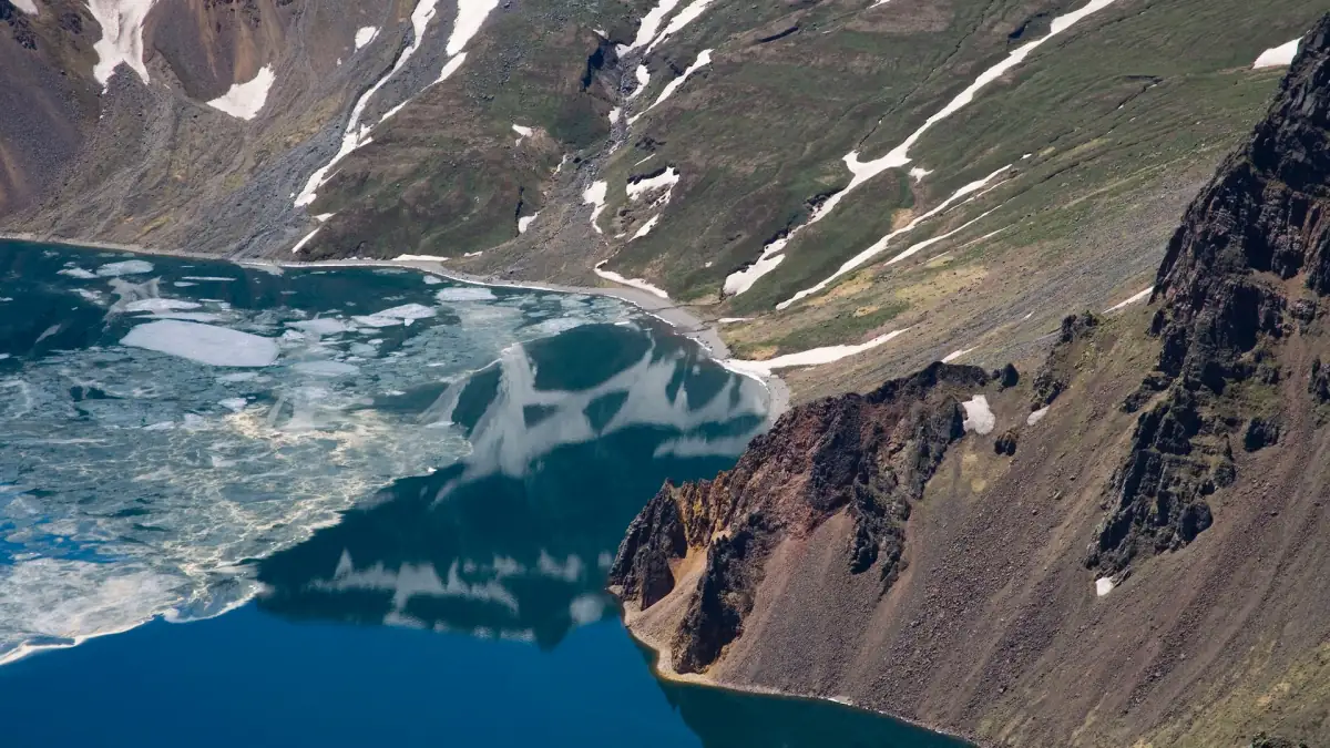 Changbai Mountain Guide 2026: Heaven Lake, Hot Springs & the Korea Border
