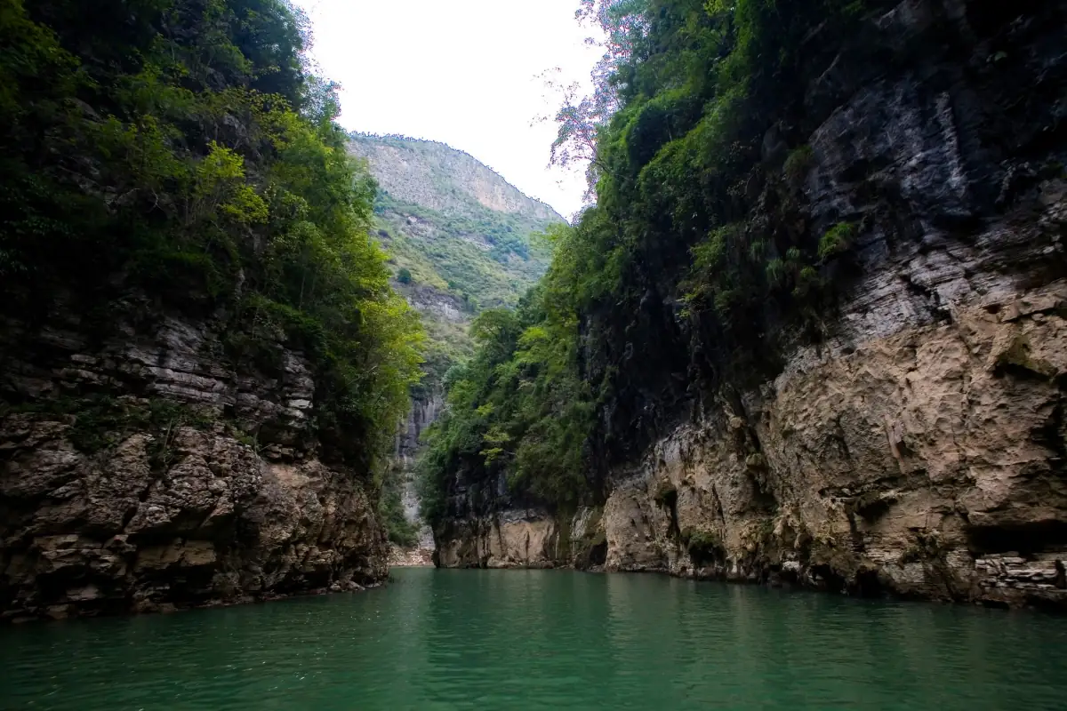 Wushan Three Gorges Chongqing Guide 2026: Lesser Three Gorges Boat Trip & River Town Life