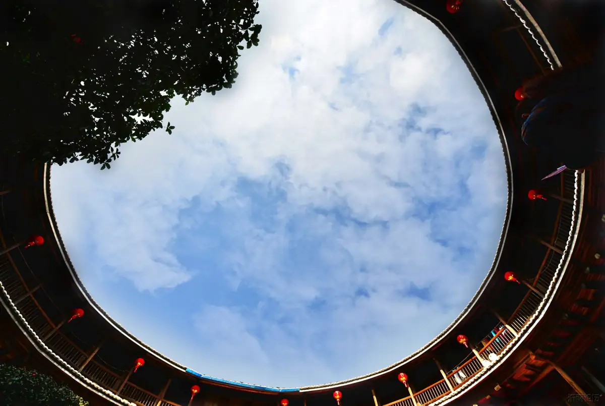 Zhangzhou Fujian Guide 2026: Tulou Day Trip, Zhangpu Flower Fields & Seafood Coast
