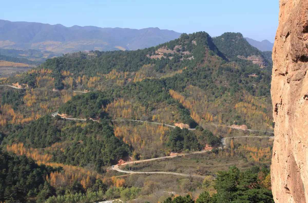 Gansu Silk Road Guide 2025: Zhangye Rainbow Mountains, Jiayuguan & Maiji Grottoes