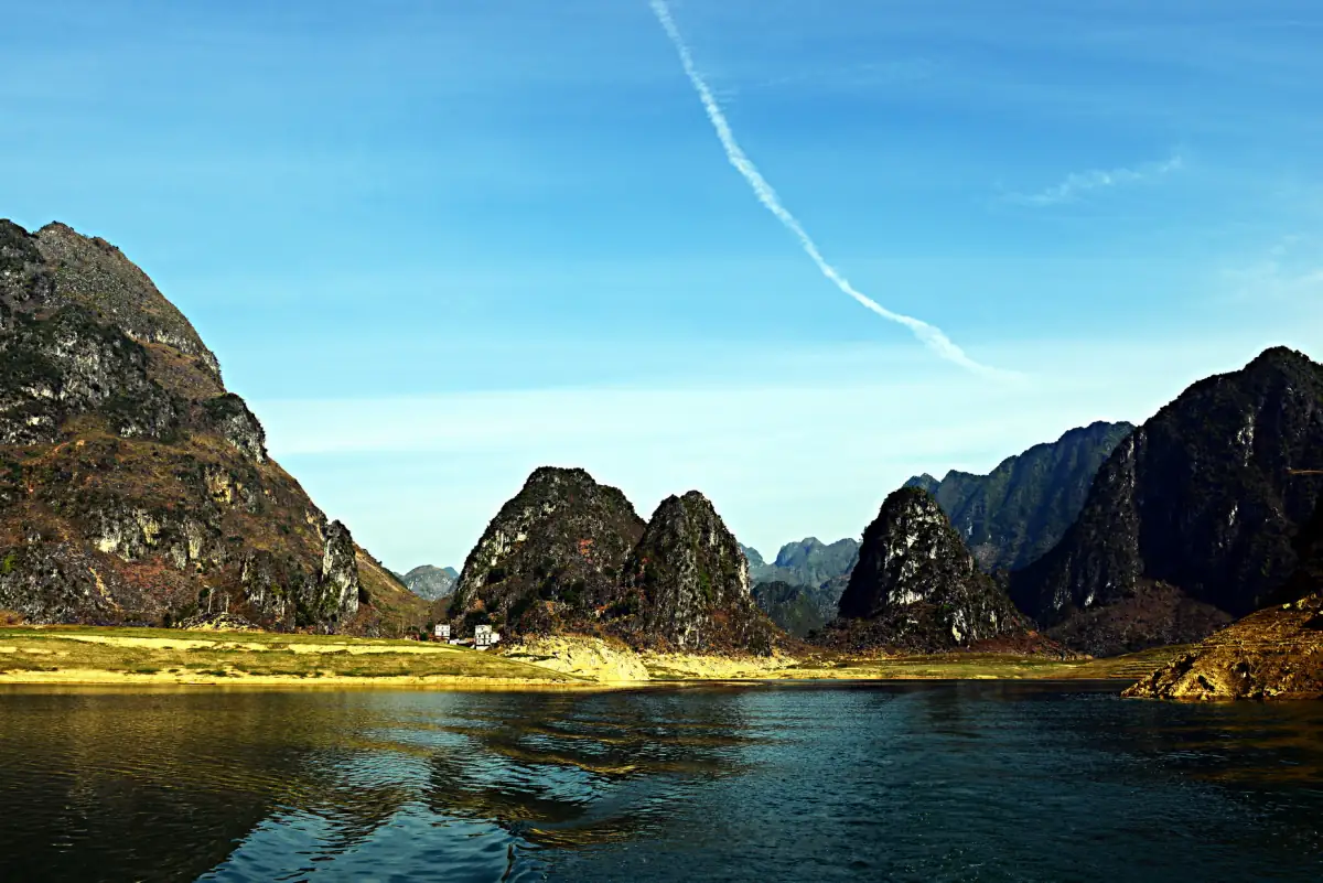 Guangxi Complete Guide 2025: Nanning, Detian Waterfall & the Zhuang Minority Heartland