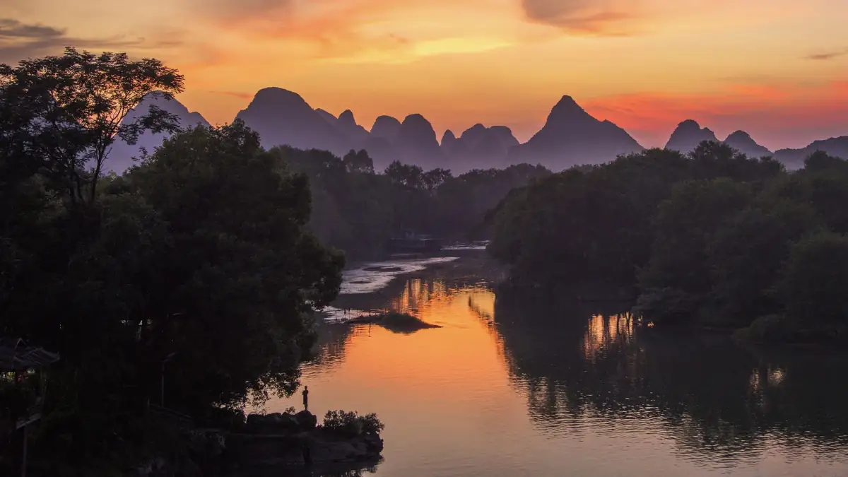 Li River Cruise Guilin to Yangshuo Guide 2026: Boats, Tickets & the Most Scenic 83km in China