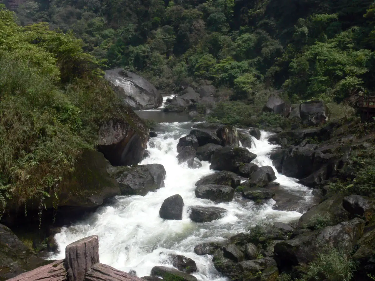Huangguoshu Waterfall and Silong Gorge: Guizhou's Waterfall Country