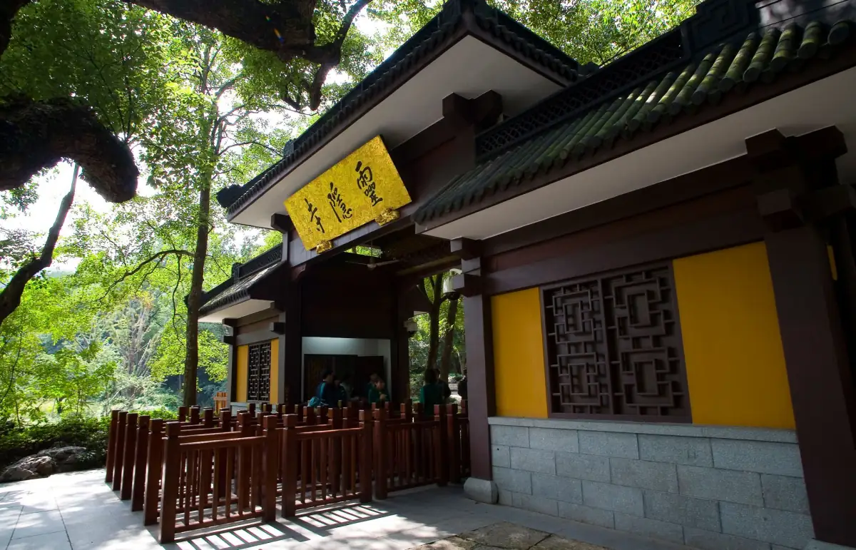 Lingyin Temple Hangzhou Guide 2026: Buddha Grottos, Peak Flying Clouds & Tickets