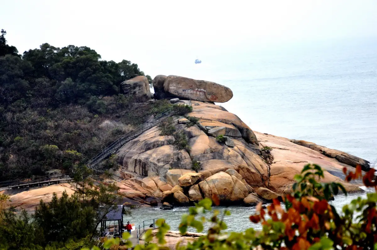 Hong Kong Travel Guide 2025: Victoria Harbour, Dim Sum, Temple Street & Island Hiking
