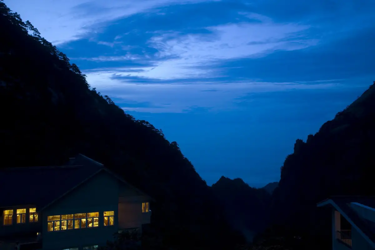 Huangshan Yellow Mountain Complete Visit Guide 2026: Sunrise, Sea of Clouds & Best Hiking Routes