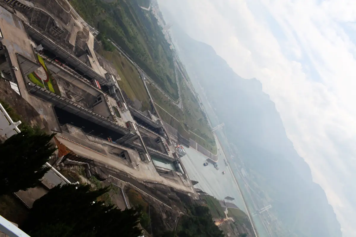 Three Gorges Hubei Guide 2026: Cruising the Yangtze, Dam Visit & Gorge Hiking
