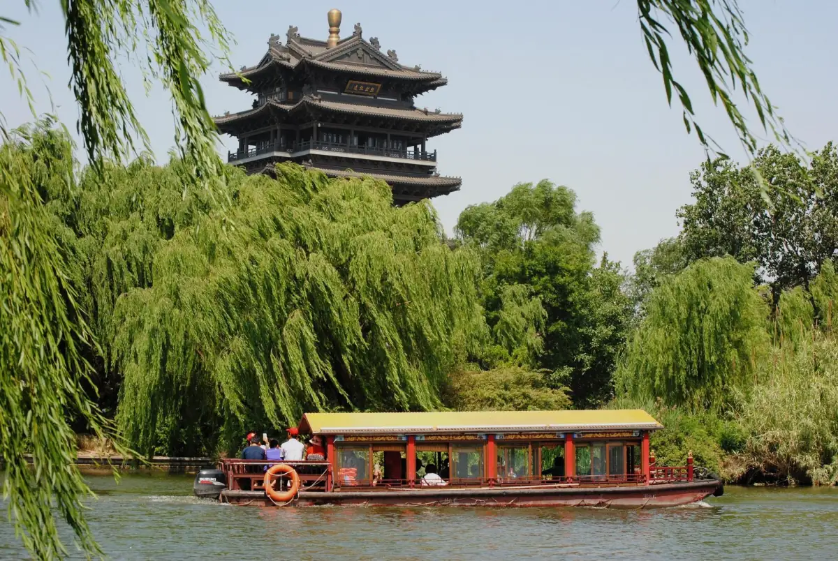 Jinan Travel Guide: The City of Springs, Daming Lake and Shandong Cuisine