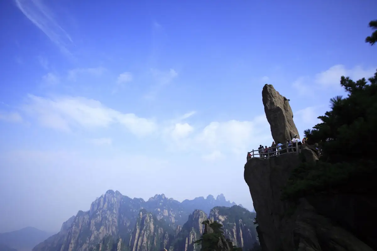 Huangshan Photography Guide 2026: Best Spots, Sunrise & Sea of Clouds Tips
