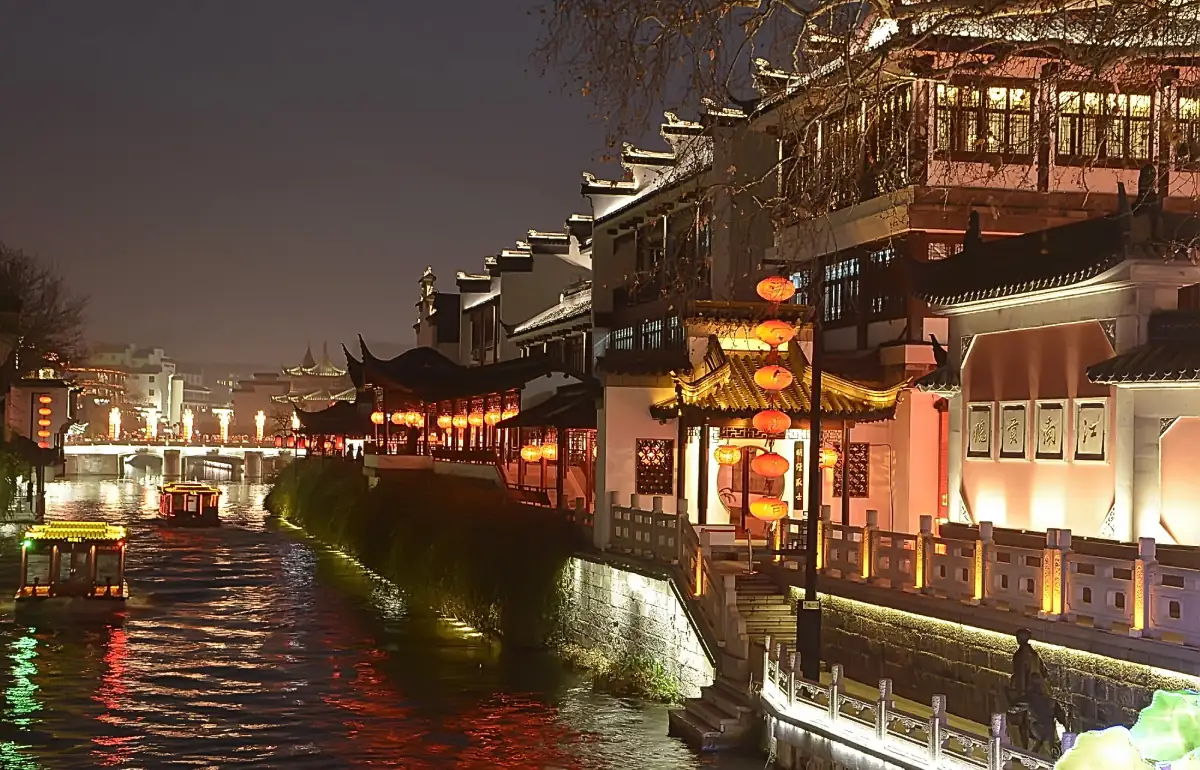 Nanjing Food Guide 2026: Salted Duck, Duck Blood Soup & Fuzi Temple Snacks