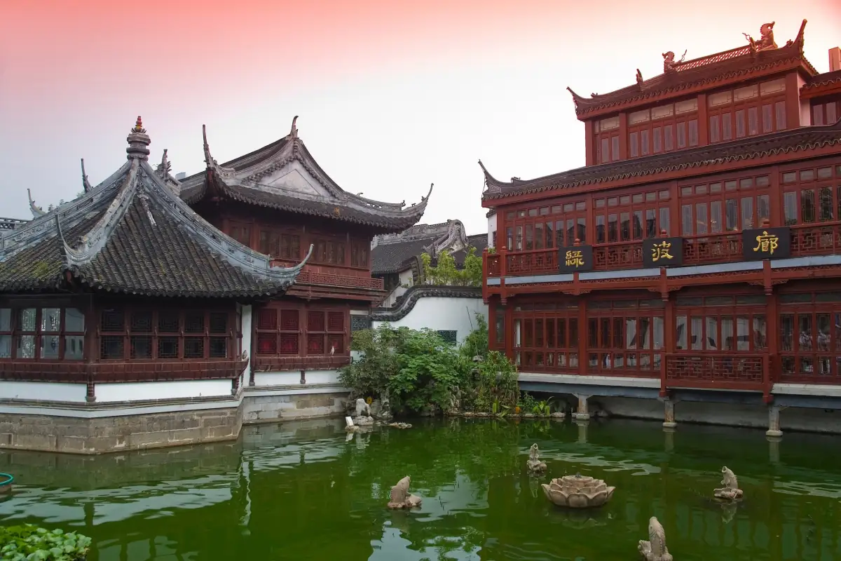 Jade Buddha Temple Shanghai Guide 2026: Visiting Hours, Buddhist Customs & Tips