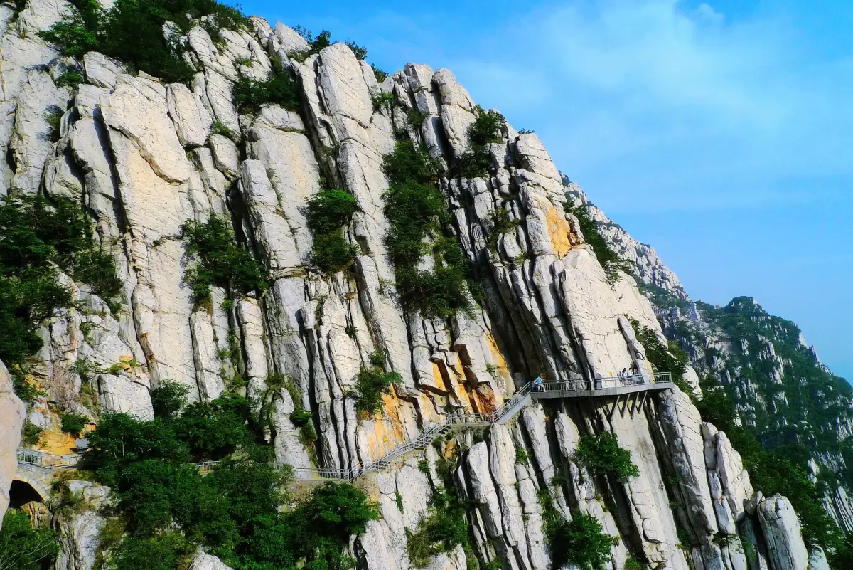Shaolin Temple Guide 2026: Kung Fu, Songshan Mountain & How to Visit