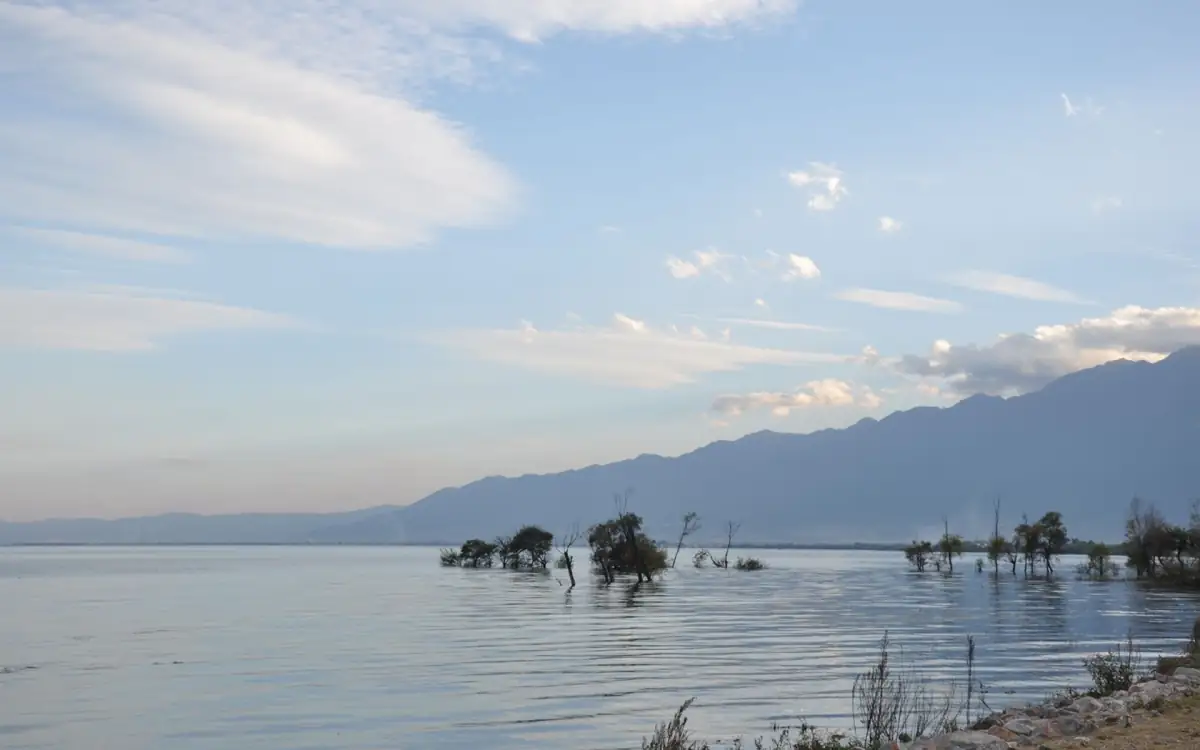 Dali Erhai Lake Cycling Guide: The Ultimate Lake Loop in Yunnan