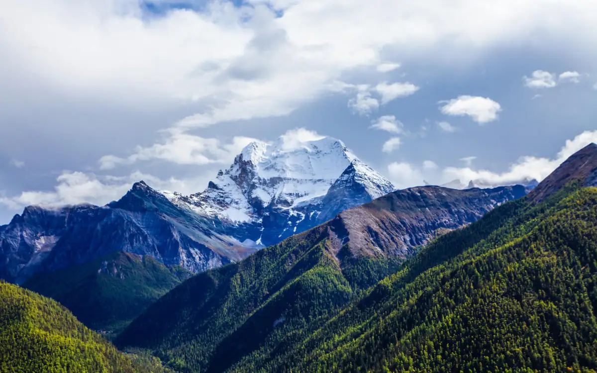 Daocheng Yading Sichuan Complete Guide 2026: Sacred Snow Mountains & Tibetan Trekking Routes