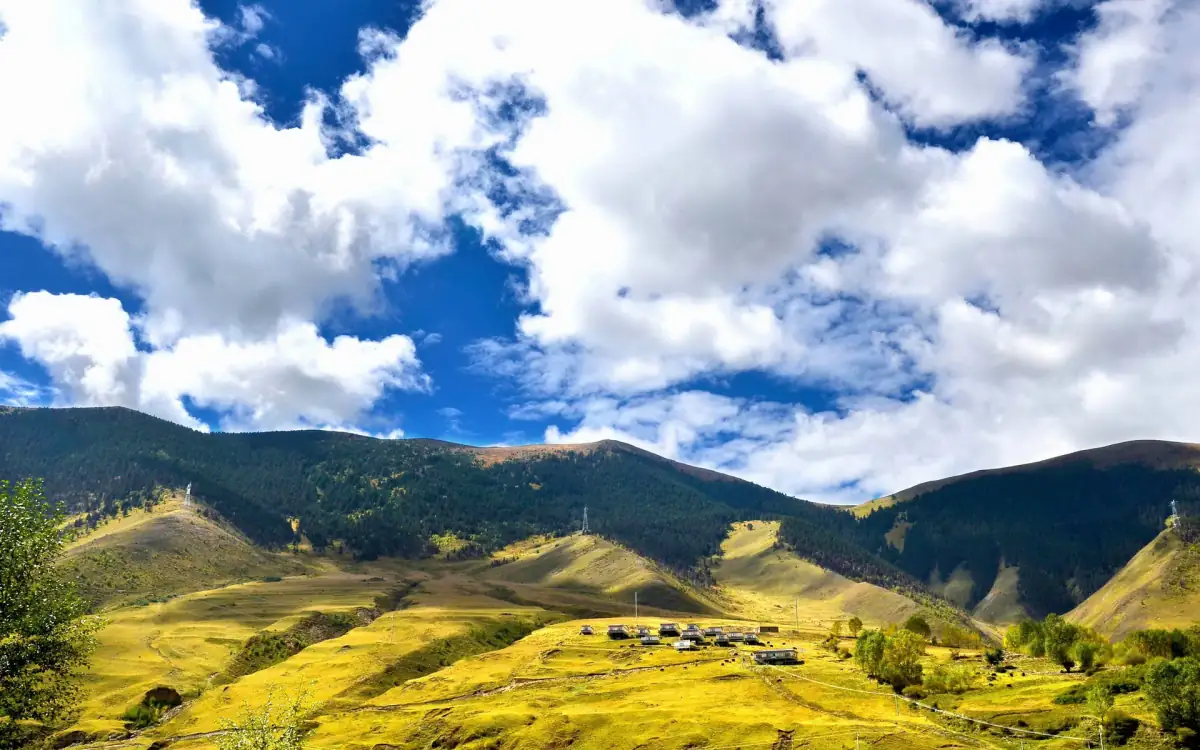 Kangding Sichuan Guide 2026: Love Song Town, Mugecuo Lake & Gateway to Tibetan Plateau