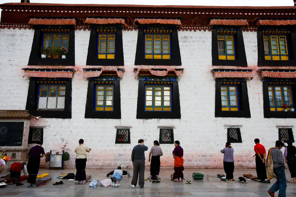 Everest Base Camp Tibet Guide 2026: Permits, Altitude, Route & Sunrise Over Chomolungma