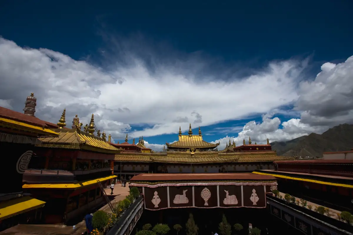 Where to Stay in Lhasa, Tibet 2026: Barkhor Area Guesthouses & Permit-Required Hotels