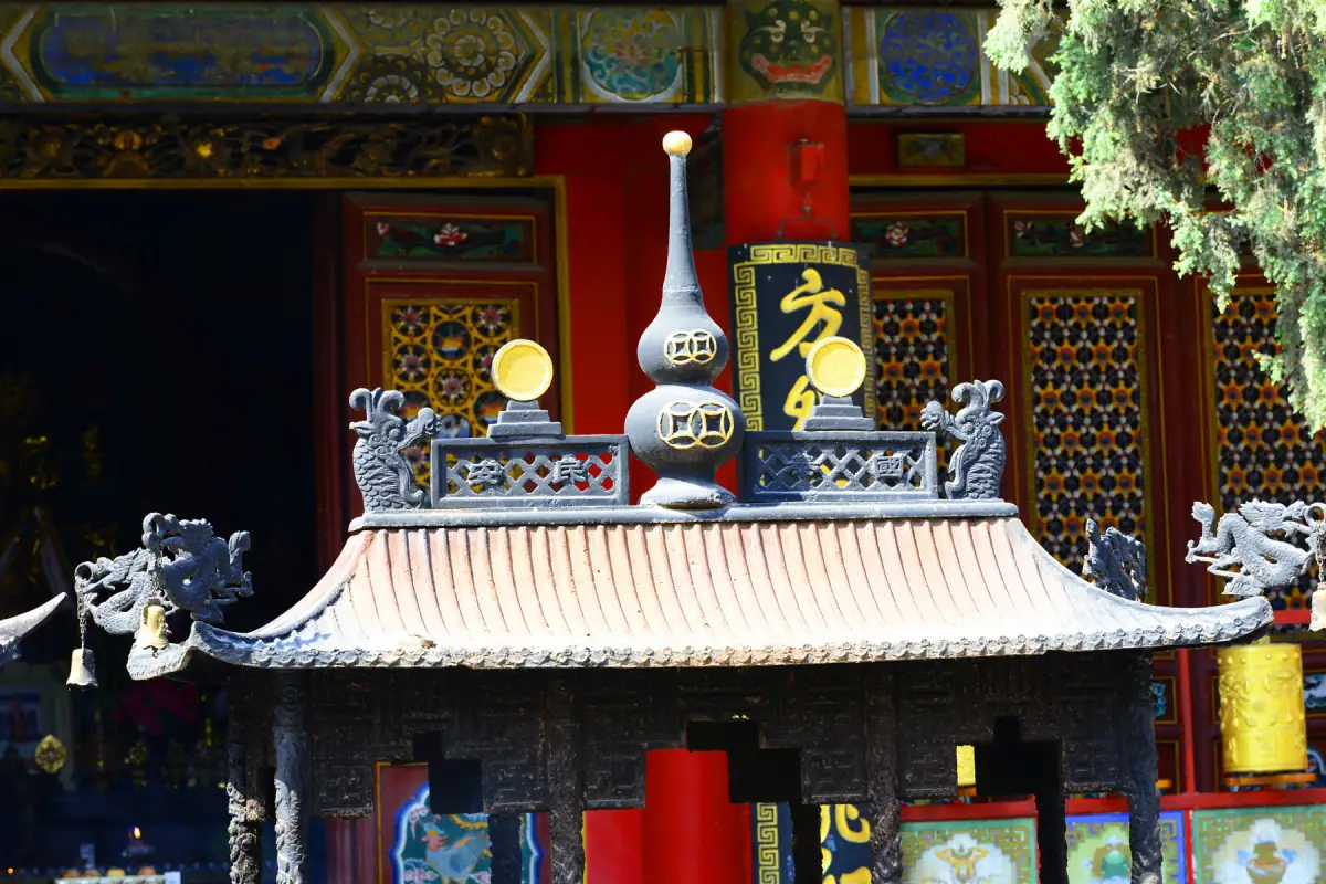 Xi'an Food Guide 2026: Biang Biang Noodles, Rou Jia Mo & the Muslim Quarter