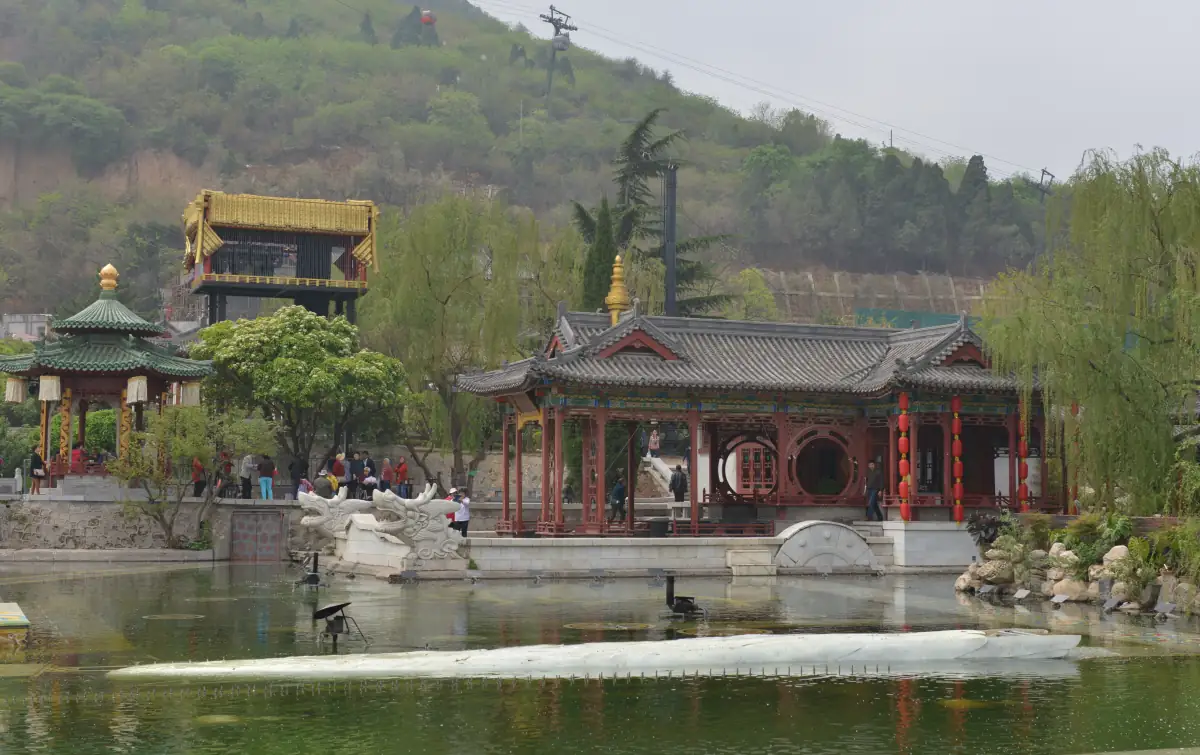 Xi'an Day Trips: Hua Qing Palace Hot Springs and Mount Hua Overnight Hike