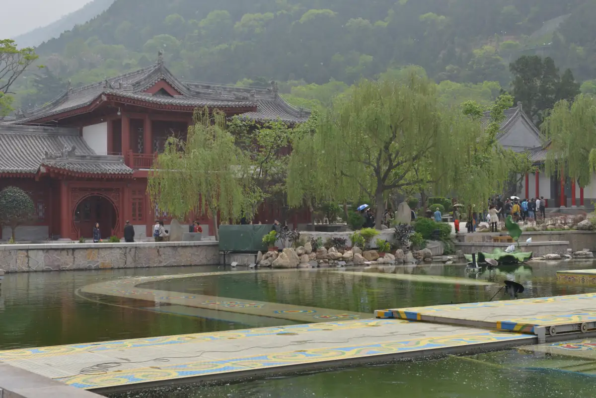 Huaqing Palace & Lishan Mountain: Xi'an's Imperial Spa and Dramatic Hillside Scenery