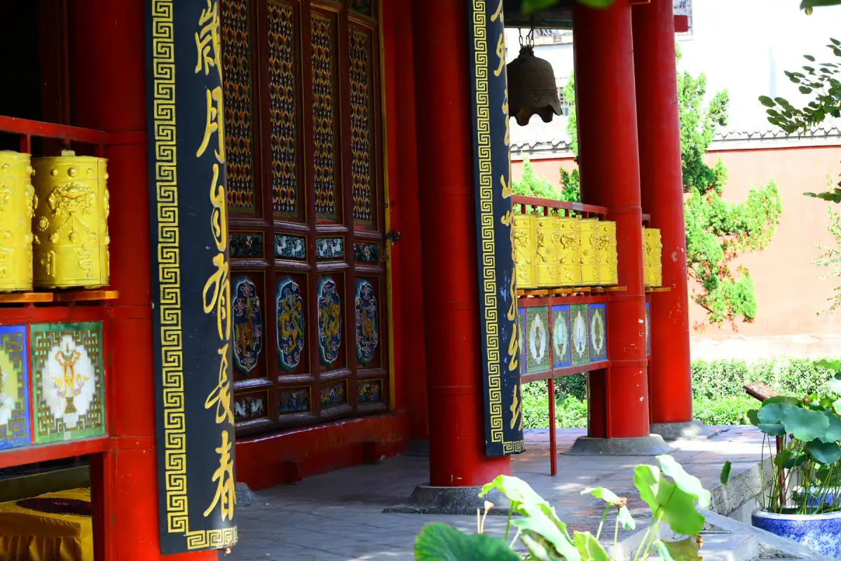 Xi'an Muslim Street (Muslim Quarter): Complete Guide 2026 — Street Food, Great Mosque & Silk Road Culture