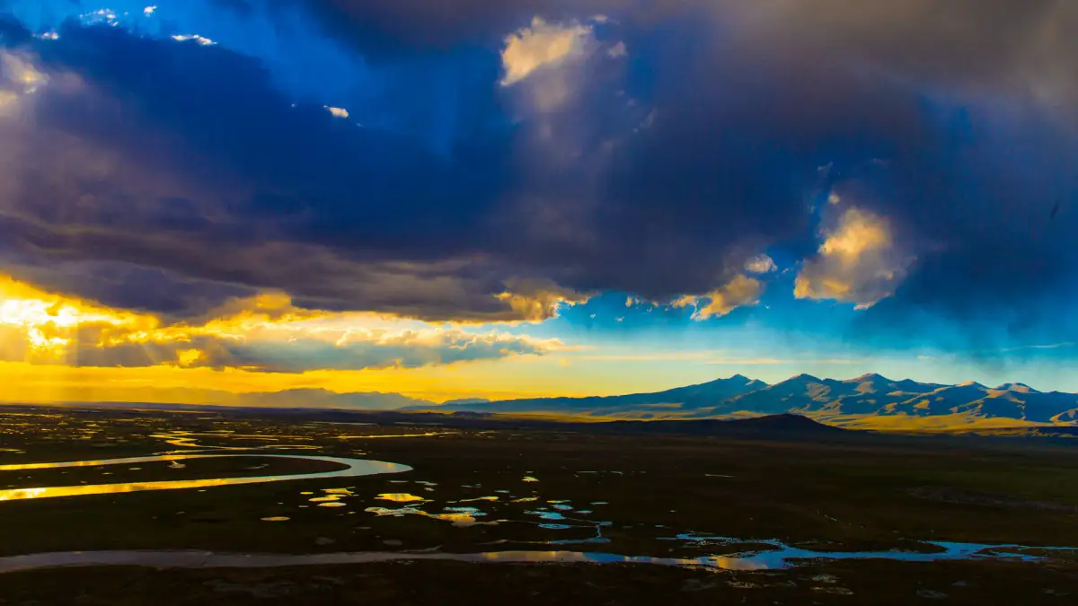 Bayinbuluke Xinjiang Guide 2026: Swan Lake, Nomadic Grasslands & the Nine-Bend River