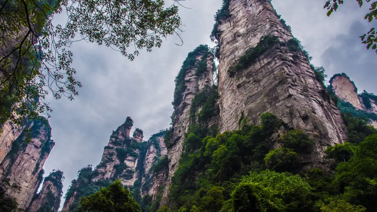 Where to Stay in Zhangjiajie 2026: Inside Wulingyuan vs City Hotels