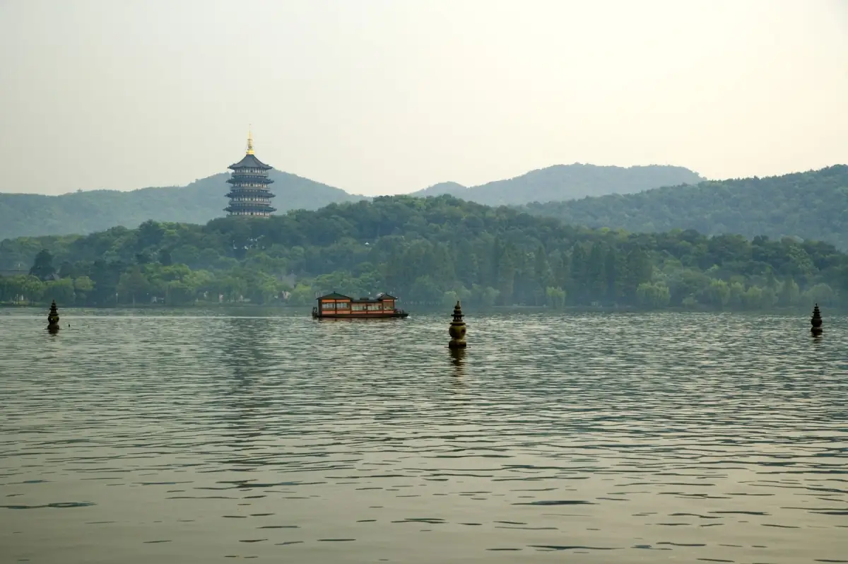 Anji Bamboo Sea Zhejiang Guide 2026: Crouching Tiger Location, Tea Picking & Hiking